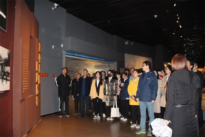 讲解集体参观.jpg 讲解集体参观.jpg
